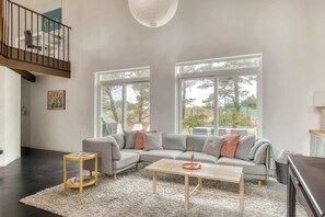 Fernseher, Kamin, DVD-Player, Bücher