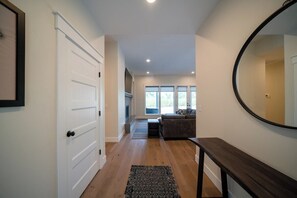 TV, fireplace, DVD player, books - Gearhart Getaway: Hot Tub + Walk to the Beach (Warrenton)