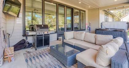 Gearhart Getaway: Hot Tub + Walk to the Beach