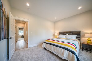 4 bedrooms, iron/ironing board, travel cot, WiFi - Gearhart Getaway: Hot Tub + Walk to the Beach (Warrenton)