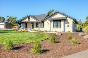 Exterior - Gearhart Getaway: Hot Tub + Walk to the Beach (Warrenton)