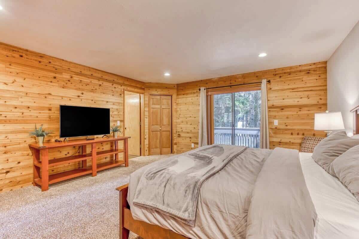 6 chambres, bureau, fer et planche à repasser, lit de bébé portatif