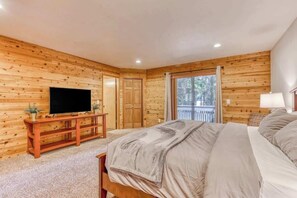 6 slaapkamers, een bureau, een strijkplank/strijkijzer, reisbedje