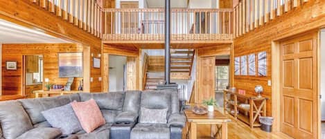 Télévision, cheminée, lecteur de DVD, espaces bureaux