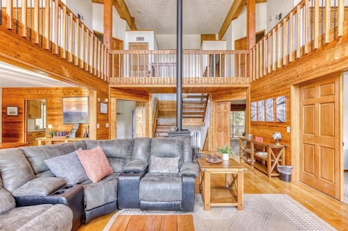 Great Blue Lodge - Scenic escape | Hot tub & sauna