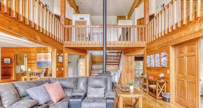 Great Blue Lodge - Scenic escape | Hot tub & sauna