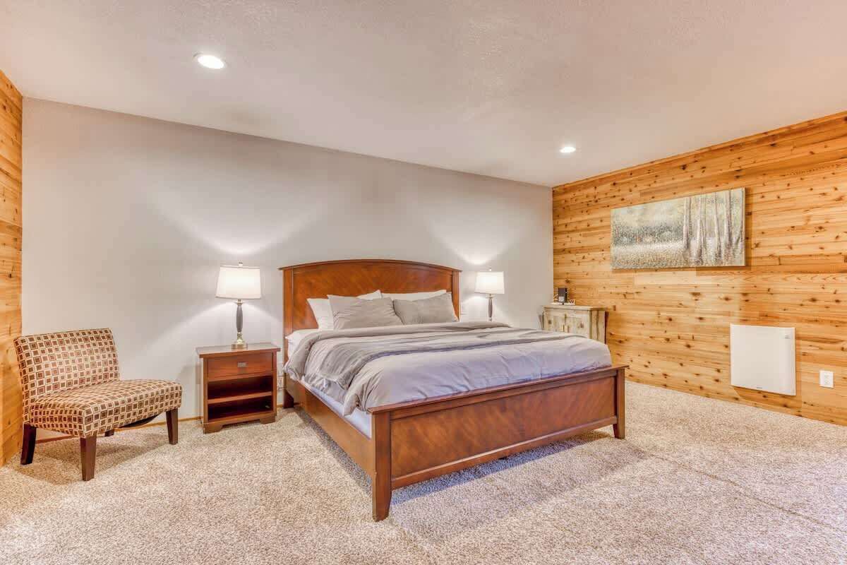 6 bedrooms, desk, iron/ironing board, travel crib