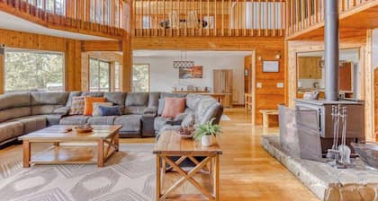 Great Blue Lodge - Scenic escape | Hot tub & sauna