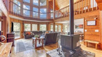 Televisión, chimenea, reproductor de DVD y oficina