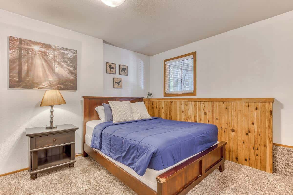 6 bedrooms, desk, iron/ironing board, travel crib