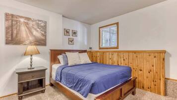 6 bedrooms, desk, iron/ironing board, travel crib