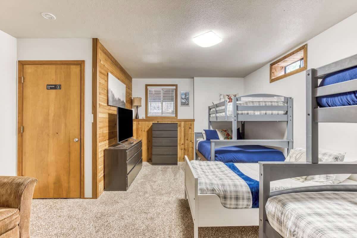 6 bedrooms, desk, iron/ironing board, travel crib