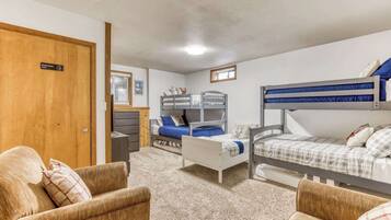 6 bedrooms, desk, iron/ironing board, travel crib