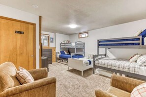 6 bedrooms, desk, iron/ironing board, travel cot