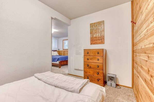 6 habitaciones, escritorio y tabla de planchar con plancha