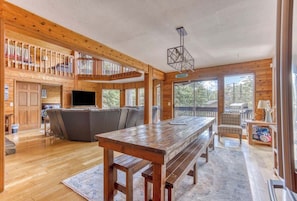 Un intérieur en bois comprenant une table à manger, un canapé et un téléviseur.