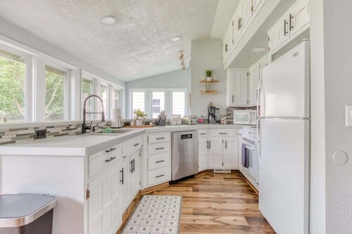 Monmouth Retreat w Hot Tub, Playground & Game Room