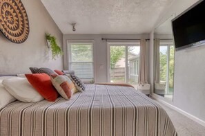 4 habitaciones, escritorio y tabla de planchar con plancha 