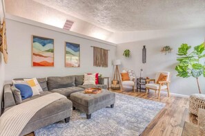 Fernseher, Kamin, DVD-Player, Tischfußball