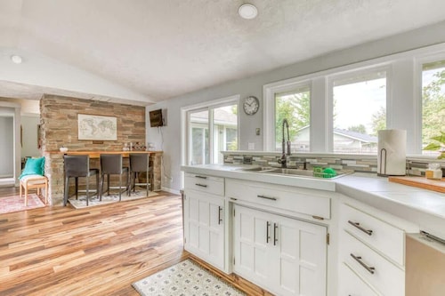 Monmouth Retreat: Hot Tub, Playground & Game Room