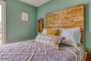 4 habitaciones, escritorio y tabla de planchar con plancha 