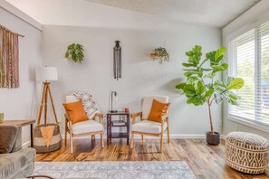 テレビ、暖炉、DVD プレーヤー、テーブルサッカー台