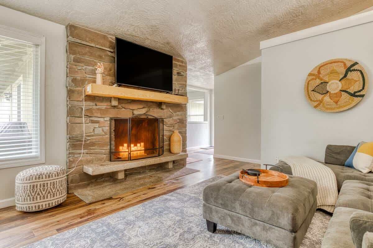 Tv, eldstad, dvd-spelare och bordsfotboll