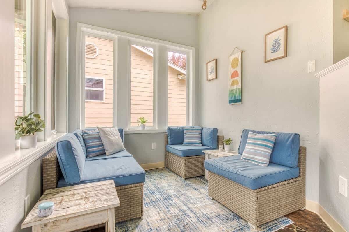 Tv, eldstad, dvd-spelare och bordsfotboll