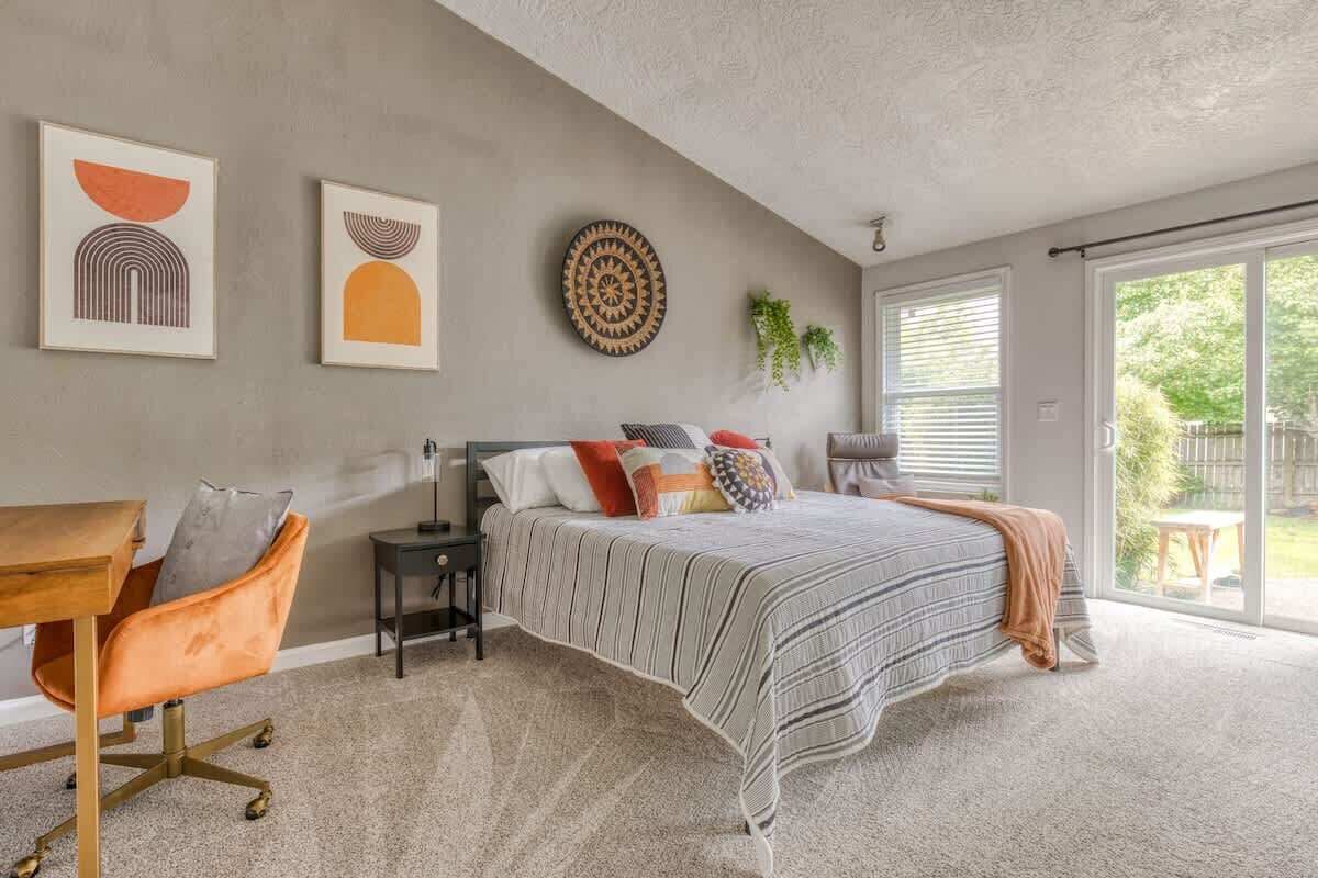 4 عدّة غرف نوم ومكتب ومكواة/لوح كي وسرير سفر