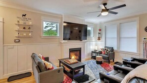 テレビ、暖炉、DVD プレーヤー、書斎 / ワークスペース