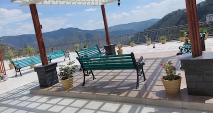 HOP stays Shimla - Luxury 2BHK {Free Parking + Lift + Caretaker + Terrace + Pet}