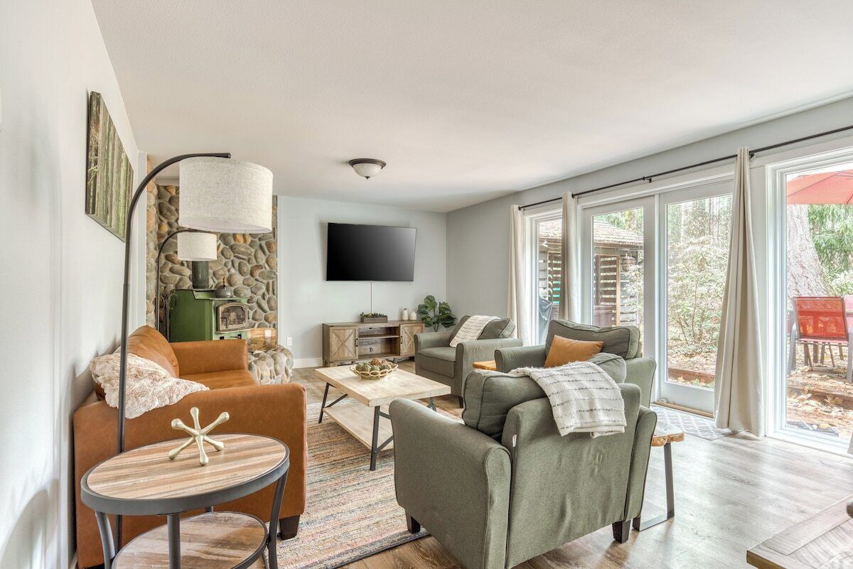 Bright and Cozy- Pet-friendly Home Hot Tub, Pool