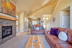 Televisor, llar de foc, reproductor de DVD i oficines 