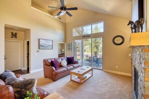 Televisor, llar de foc, reproductor de DVD i oficines 