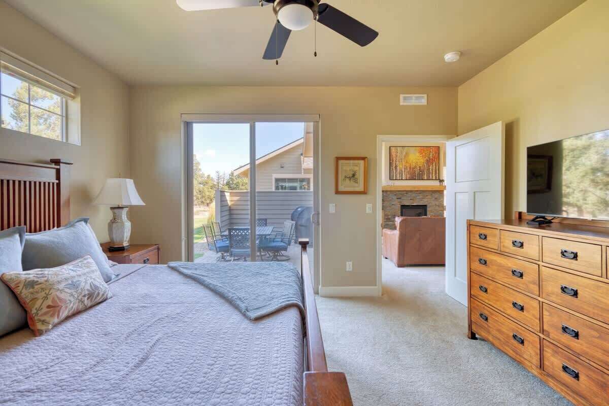 3 bedrooms, desk, iron/ironing board, travel cot