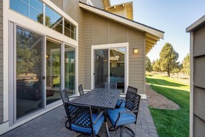 Outdoor dining - Desert Sky Daydream: Eagle Crest Golf Resort + EV (Redmond)