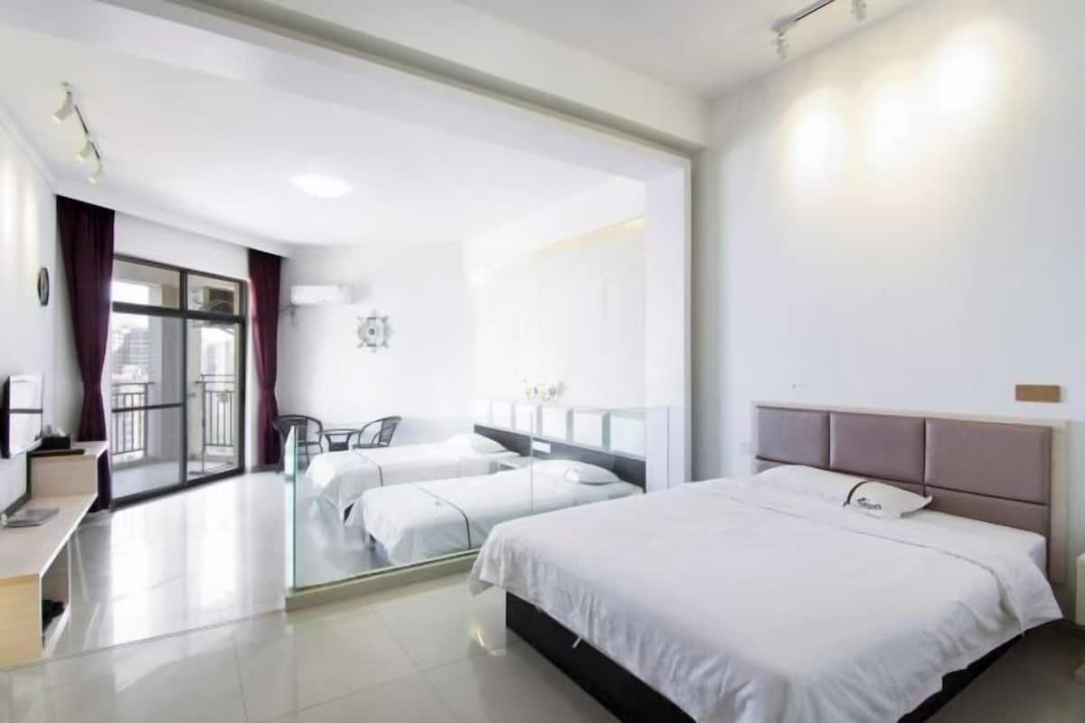 Una habitación de hotel moderna con una cama grande, un escritorio y un balcón.