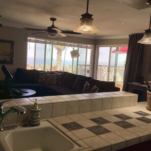 Smart TV, fireplace, books - Home away from Home ! Awesome Catalina and Dana Point views & close to DT. (San Clemente)