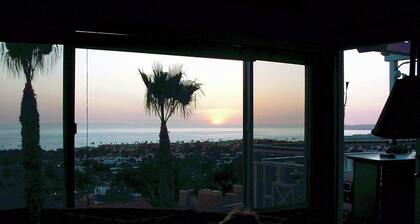 Epic views, Private and well equipped ..a home away from home piece of paradise!