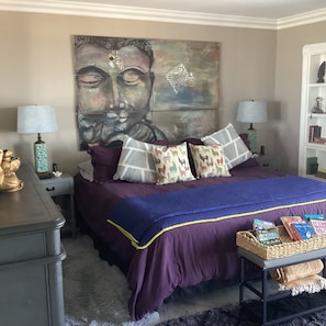 2 slaapkamers, een bureau, een strijkplank/strijkijzer, reisbedje