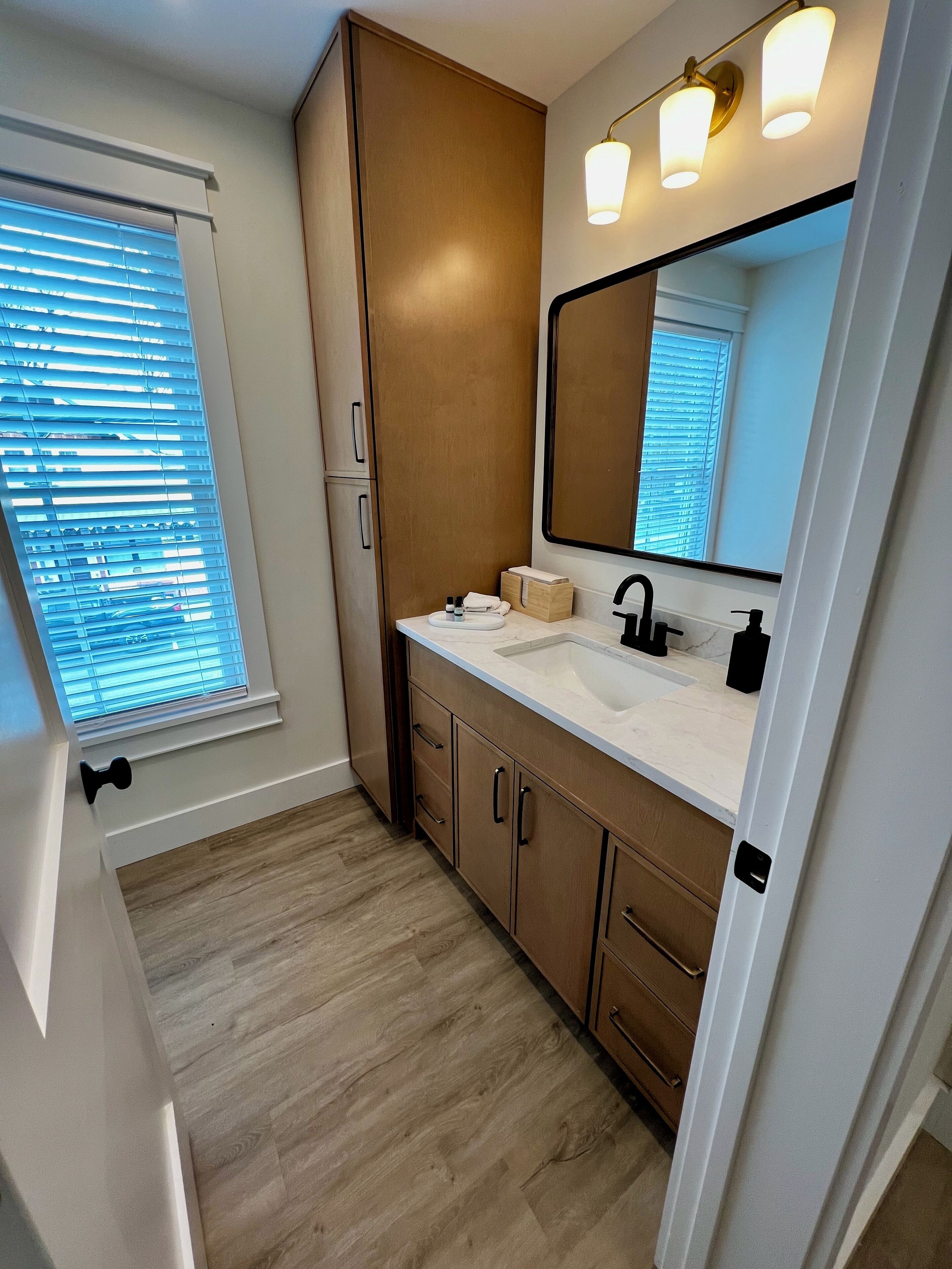 Douche, sèche-cheveux, serviettes fournies, savon