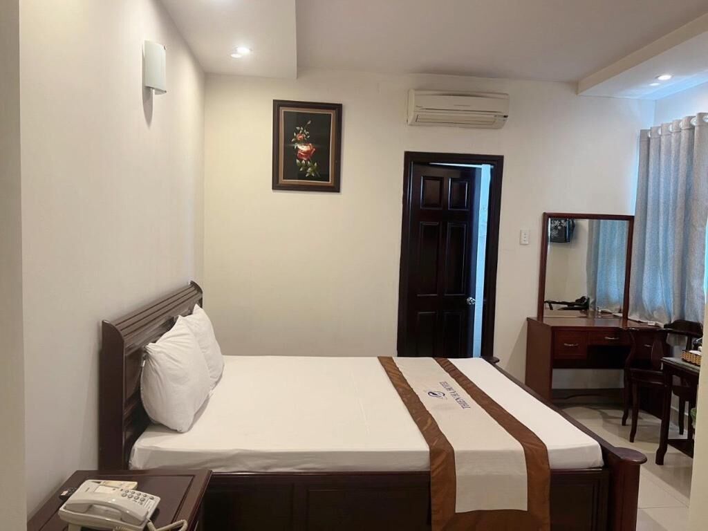 Premium bedding, minibar, desk, blackout drapes