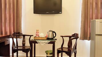Phòng Tiêu chuẩn | Bộ đồ giường cao cấp, minibar, bàn, màn/rèm cản sáng
