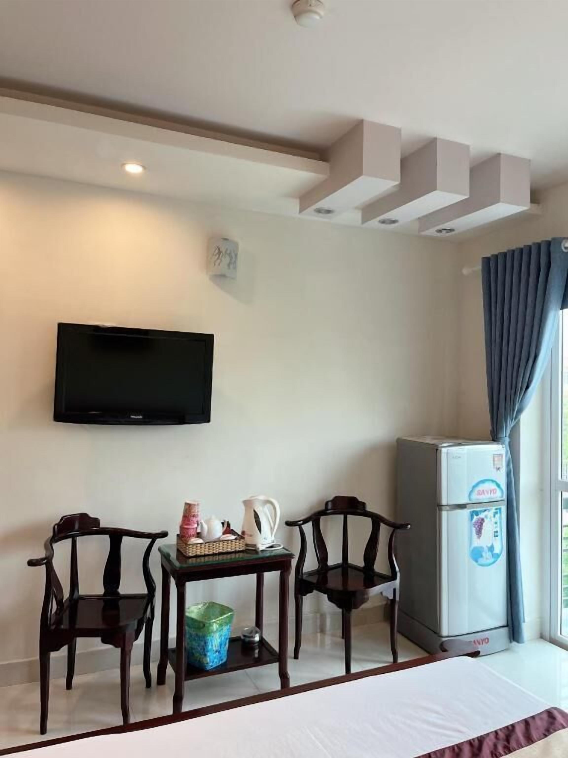 Premium bedding, minibar, desk, blackout drapes