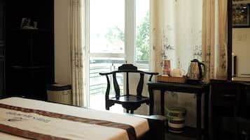 Phòng Suite dành cho gia đình | Bộ đồ giường cao cấp, minibar, bàn, màn/rèm cản sáng