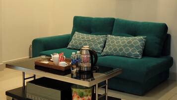 Executive Suite | Premium bedding, minibar, desk, blackout drapes
