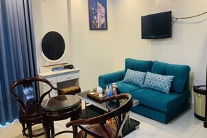 Executive Suite | Premium bedding, minibar, desk, blackout drapes