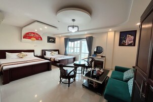 Executive Suite | Premium bedding, minibar, desk, blackout drapes