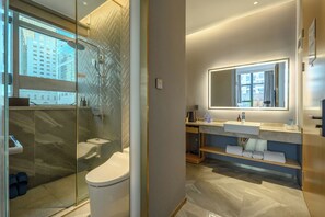 Romantische Twin kamer | Badkamer | Een douche, een regendouche, gratis toiletartikelen, een haardroger