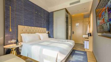 Edredons de pluma, frigobar (abastecido com itens grátis)